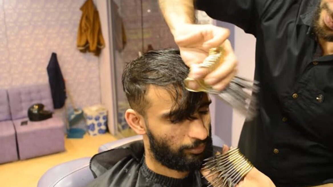 Βίντεο: Ο μπαρμπέρης που κουρεύει με… 27 ψαλίδια στα χέρια!