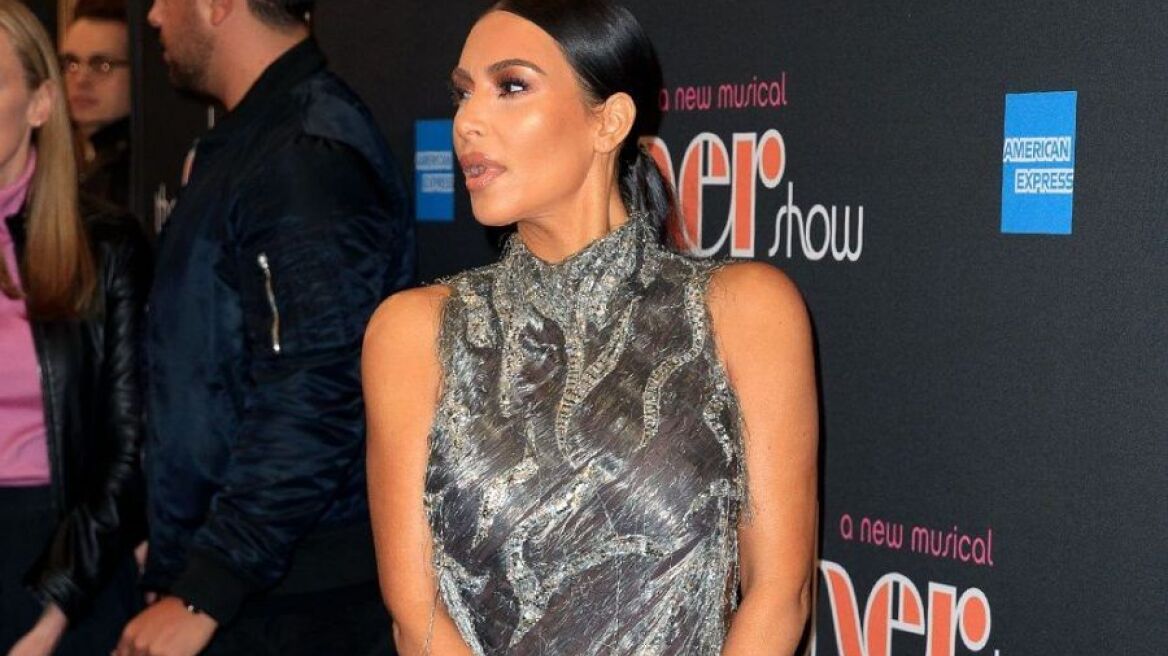 H Kim Kardashian με το στήθος έξω στην πρεμιέρα της Cher