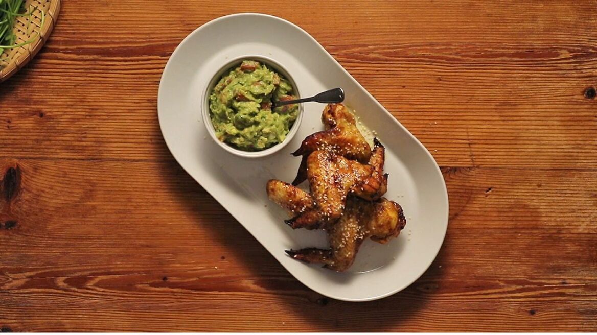 Φτερούγες κοτόπουλου στον φούρνο με γουακαμόλε