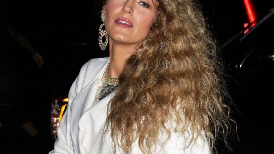 Η υπέροχη ρετρό εμφάνιση της Blake Lively στο show Versace 