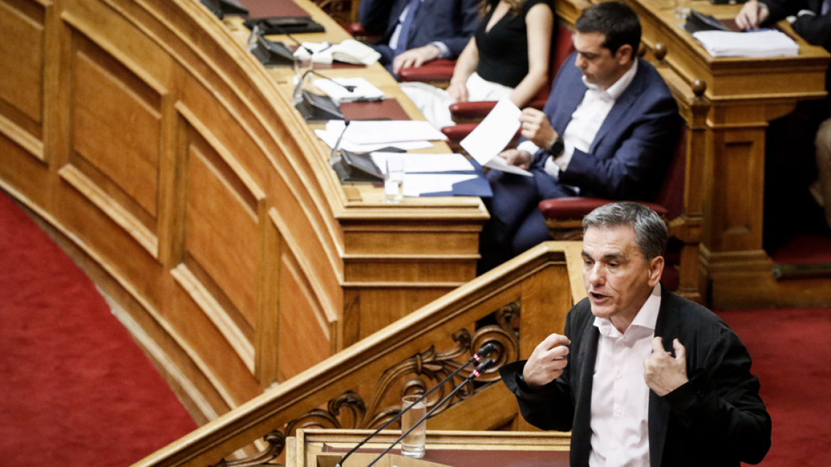 Πόσα μοιράζουν σε προεκλογικές παροχές για συνταξιούχους, ένστολους, δικαστικούς μετά την υπερλιτότητα των 13 δισ. ευρώ