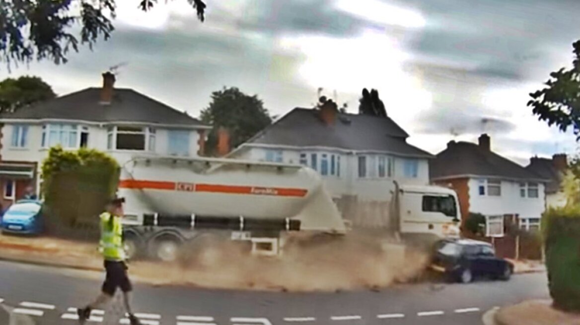 Απίστευτο video: Ξέχασε το χειρόφρενο και τα διέλυσε όλα... 