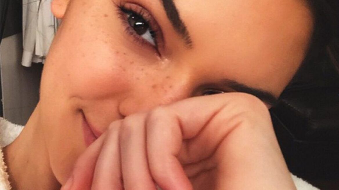 15 μοντέλα της Victoria’s Secret δείχνουν το πρόσωπό τους χωρίς μακιγιάζ και ρετούς