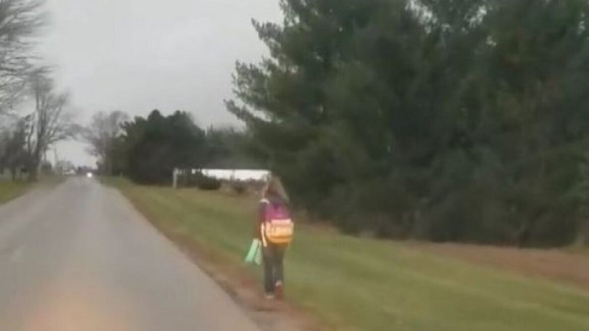 Πατέρας έβαλε την κόρη του να περπατήσει 8χλμ προς το σχολείο όταν έμαθε πως εκφοβίζει συμμαθητή της