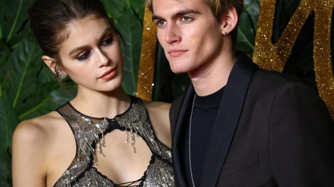 Ποιο είναι το όμορφο αγόρι πλάι στην κόρη της Σίντι Κρόφορντ;