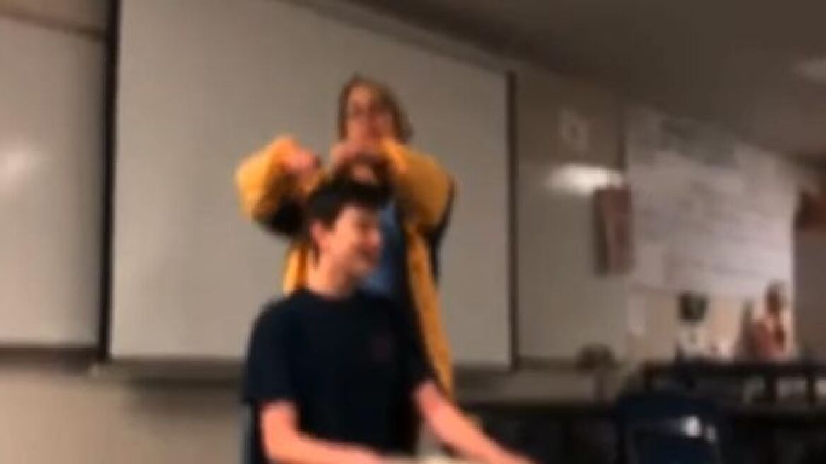 Βίντεο: Καθηγήτρια στις ΗΠΑ κούρεψε με το ζόρι μαθητή της 