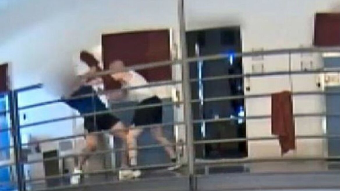 Τρομακτικός καυγάς μέσα σε φυλακή με μαχαιρώματα (vid)