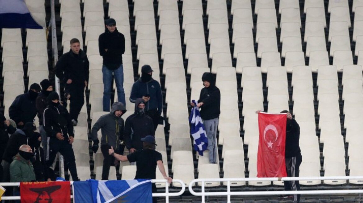 Εθνική ποδοσφαίρου: Δύο κλειστές θύρες για τα ναζιστικά πανό!