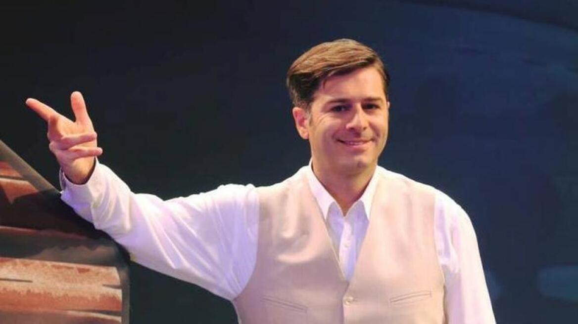 «Ανίκητοι ηττημένοι»: Ο Αλέξανδρος Μπουρδούμης ως... Αλέξης Τσίπρας στη νέα ταινία του Γαβρά!