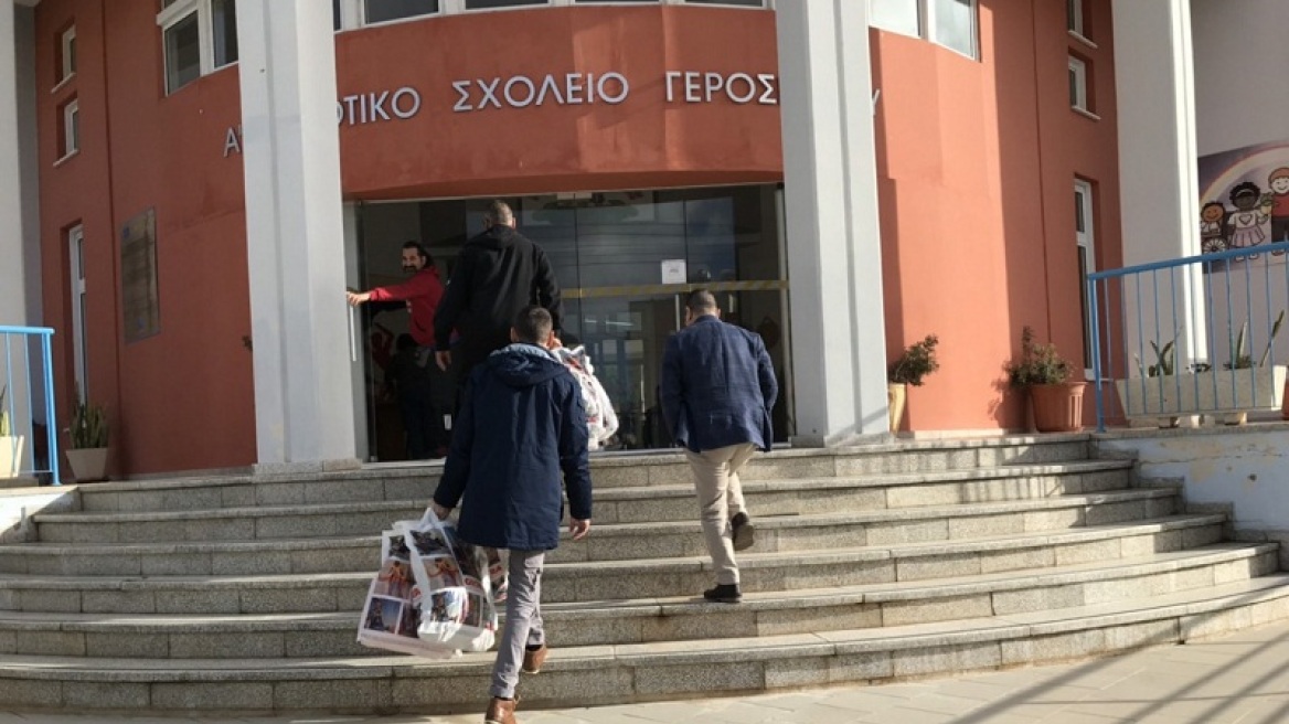 Κύπρος: Έντονες αντιδράσεις για τα μπουφάν του ΕΛΑΜ «μόνο για ελληνόπουλα»