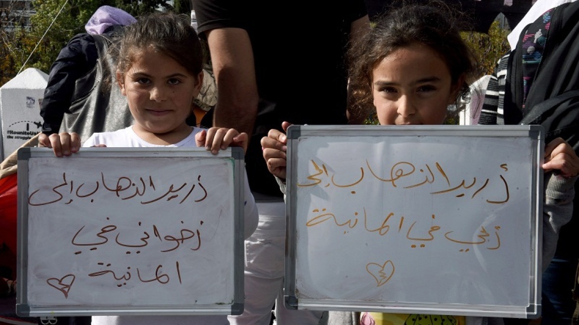 DW: Υπερπλήρη τα κέντρα υποδοχής στα ελληνικά νησιά - Αυξάνονται συνεχώς οι εγκλωβισμένοι πρόσφυγες