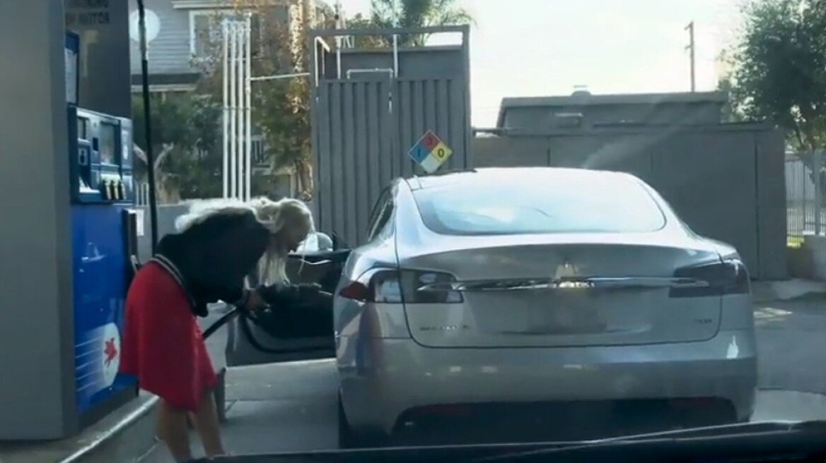 Απίστευτο Video: Προσπαθεί να γεμίσει το Tesla της με βενζίνη...