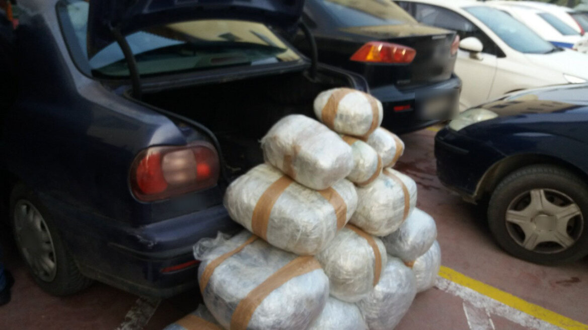 Άρτα: Αλλοδαποί και Έλληνας μετέφεραν 60 κιλά κάνναβη