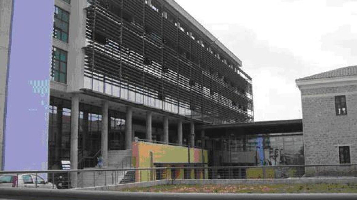 Τρίκαλα: Μπούκαρε στα δικαστήρια με… αλυσοπρίονο