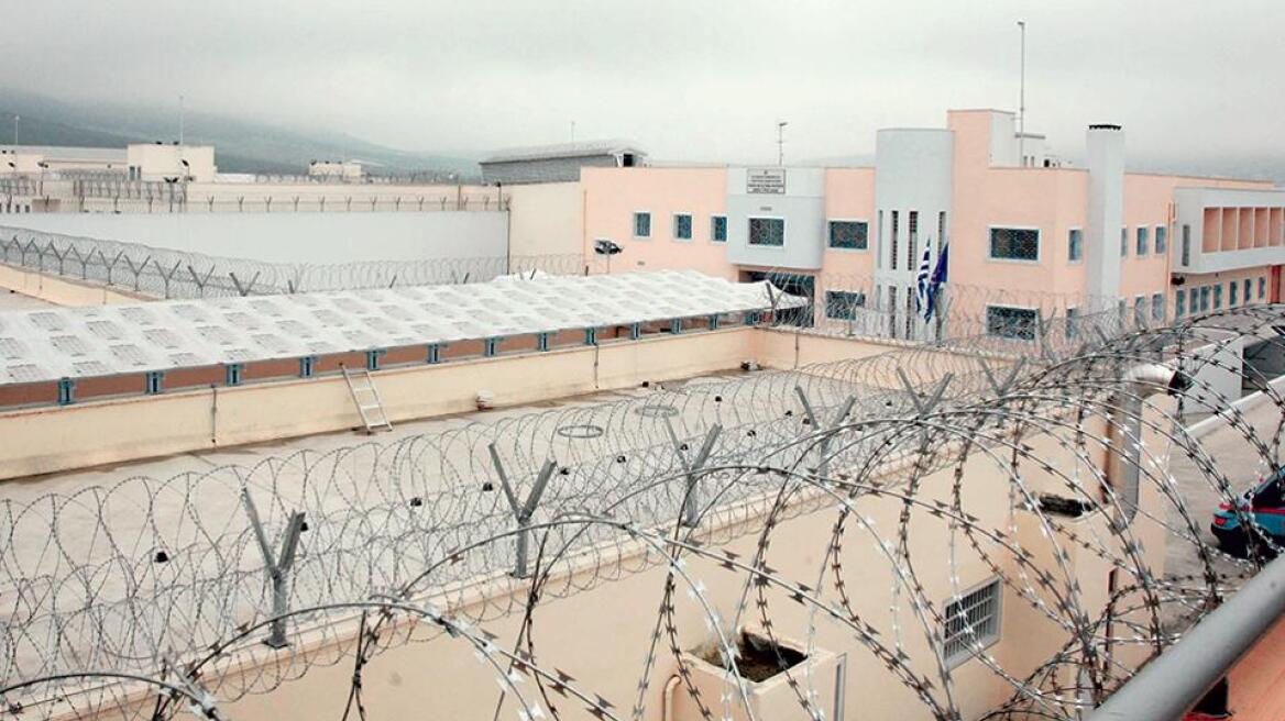 Φυλακές Δομοκού: Ναρκωτικά και κινητά σε ύποπτο δέμα μέσα σε κάδο απορριμάτων 