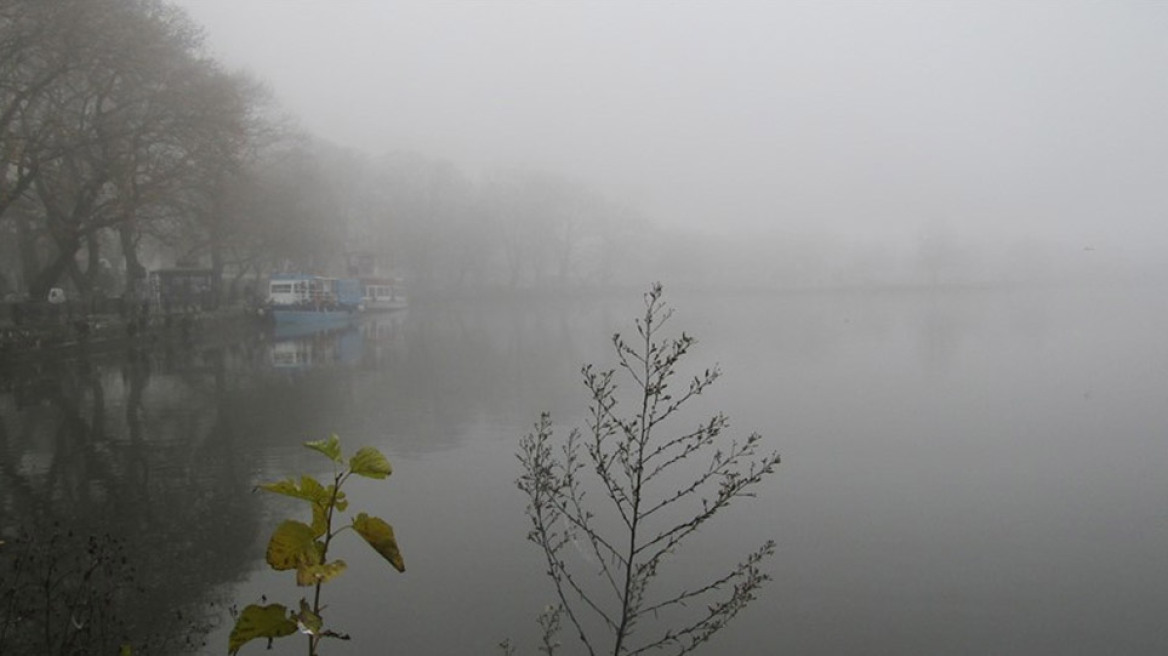 Μοναδικές φωτογραφίες: Τα Γιάννινα στην «αγκαλιά» της ομίχλης