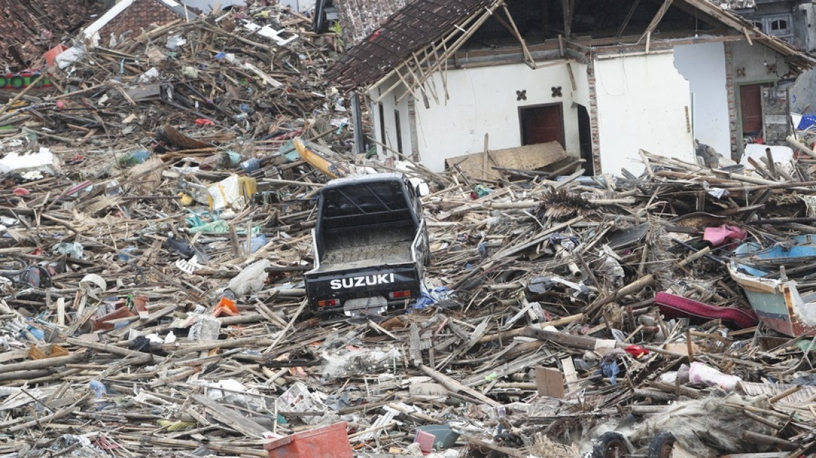 Ινδονησία: Ψάχνουν με μη επανδρωμένα αεροσκάφη επιζώντες από το τσουνάμι