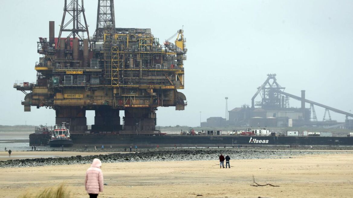 «Ελεύθερη πτώση» στις τιμές του πετρελαίου - Απώλειες πάνω από 6%