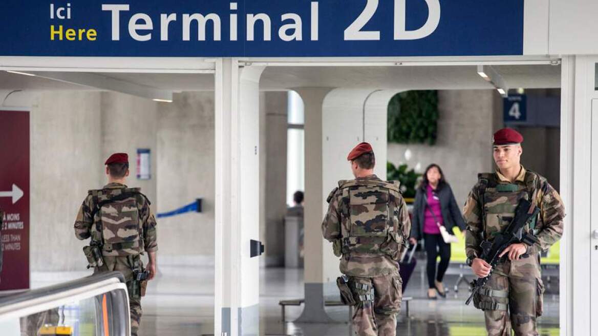 Συναγερμός στο αεροδρόμιο Σαρλ ντε Γκολ από δυο άντρες με ψεύτικα όπλα 