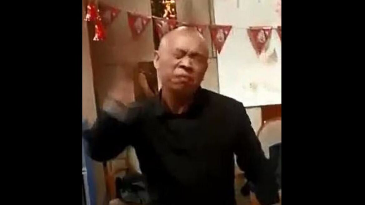 Ιδιοκτήτης κομμωτηρίου στην Κίνα έβαλε τους υπαλλήλους να χαστουκίσουν τους εαυτούς τους 