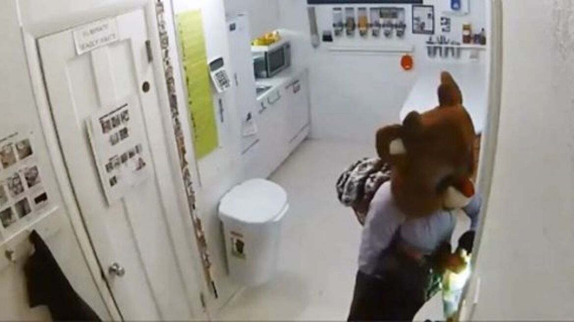 Βίντεο: Ντύθηκε «Ρούντολφ το ελαφάκι» και... πήγε για διάρρηξη χριστουγεννιάτικα