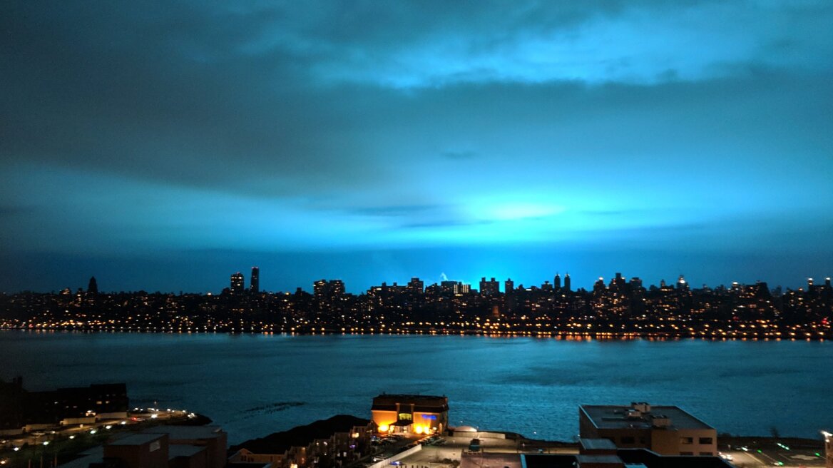 Νέα Υόρκη: Η νύχτα έγινε... μπλε λόγω φωτιάς σε μετασχηματιστή - Εντυπωσιακές εικόνες από την Αστόρια