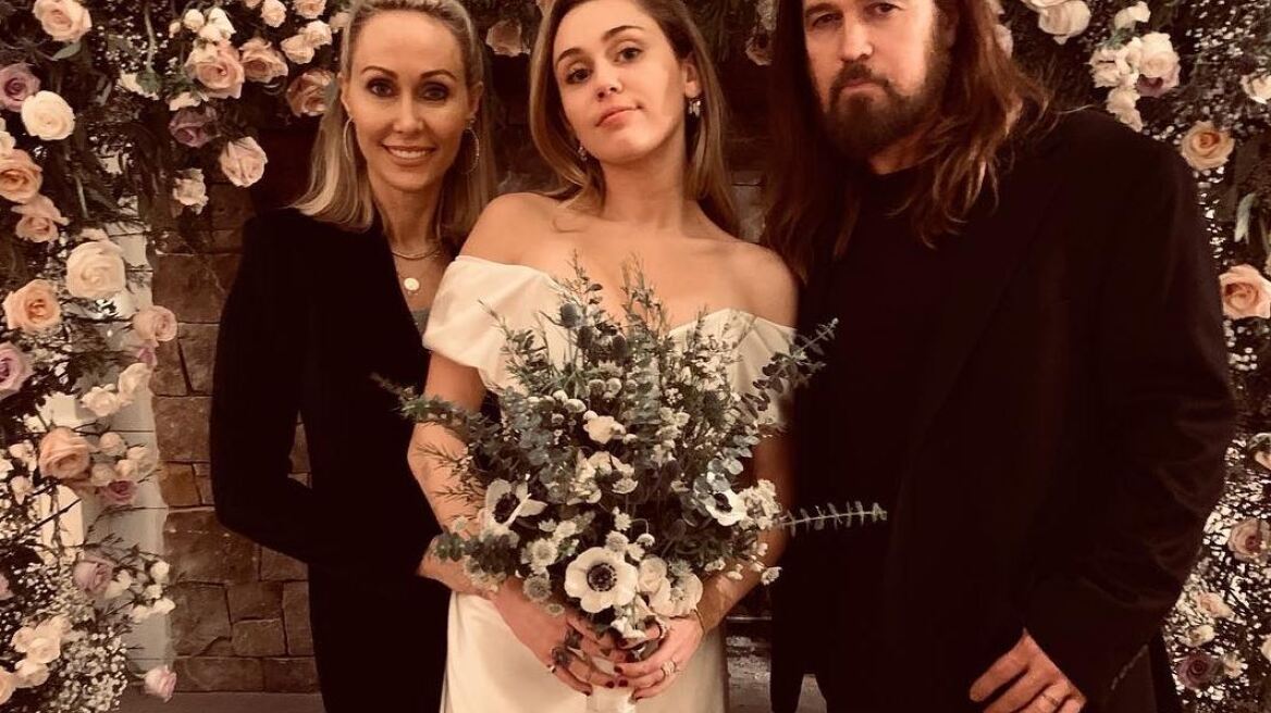 Η Miley Cyrus πόζαρε ως νύφη στον πλευρό των γονιών της 
