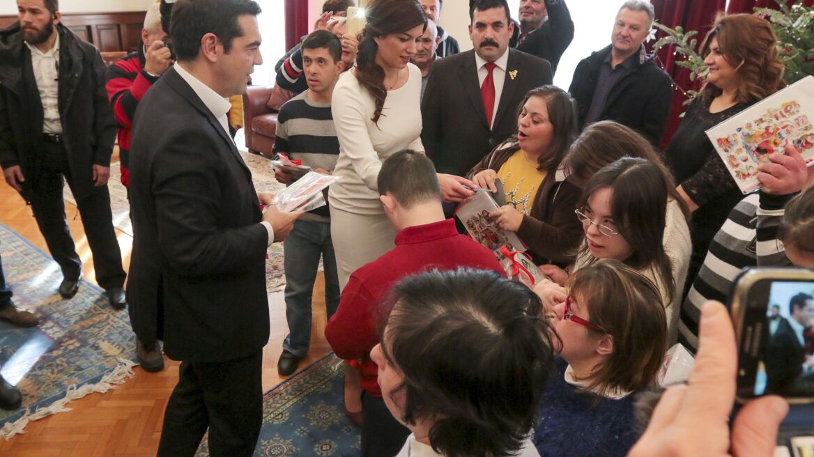 Πρωτοχρονιάτικα κάλαντα για Τσίπρα και Νοτοπούλου