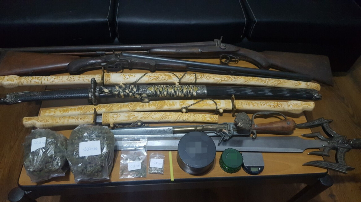 Αλεξανδρούπολη: Συνελήφθη 37χρονος με ναρκωτικά και... έξι σπαθιά