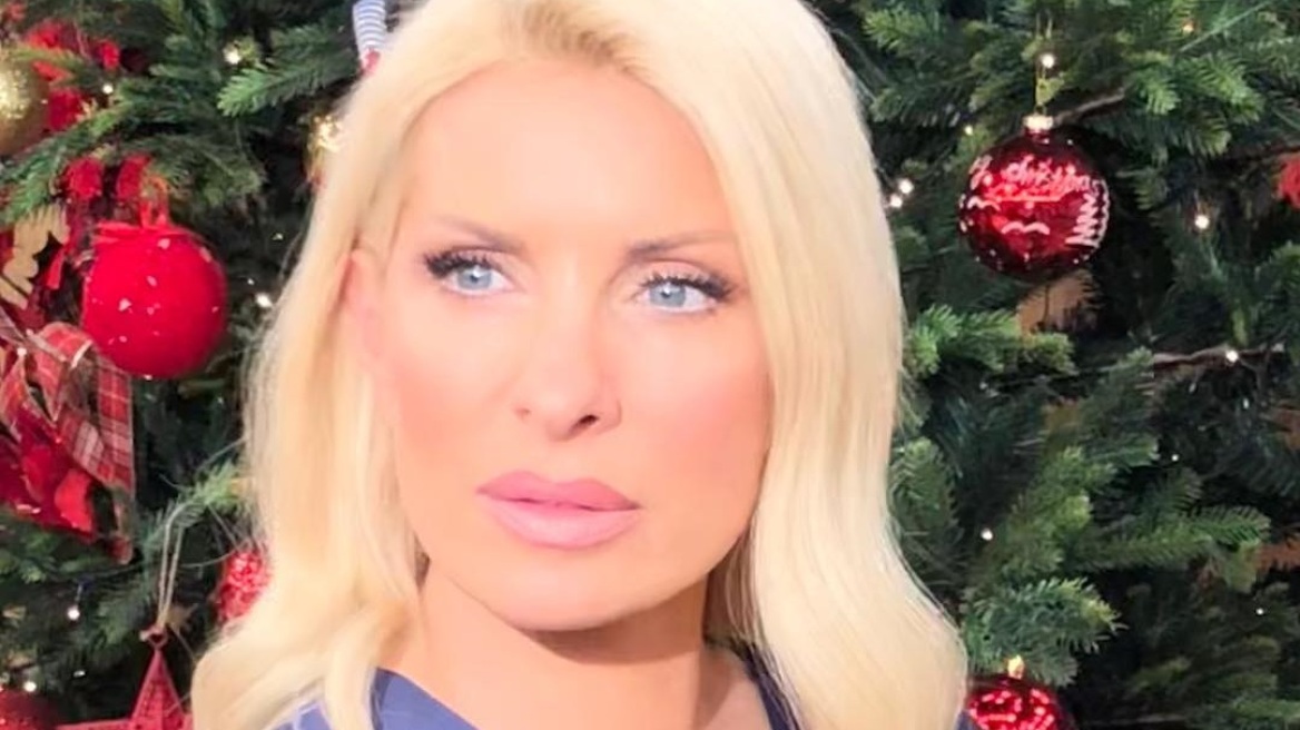  Η Ελένη Μενεγάκη πέφτει με αλεξίπτωτο και ουρλιάζει