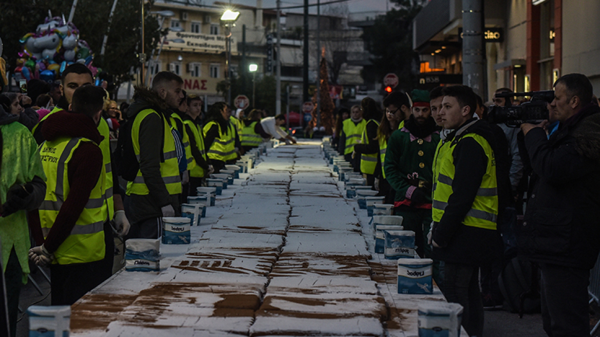 Βασιλόπιτα γίγας 3,5 τόνων και με 200 φλουριά στο Περιστέρι - Δείτε φωτογραφίες