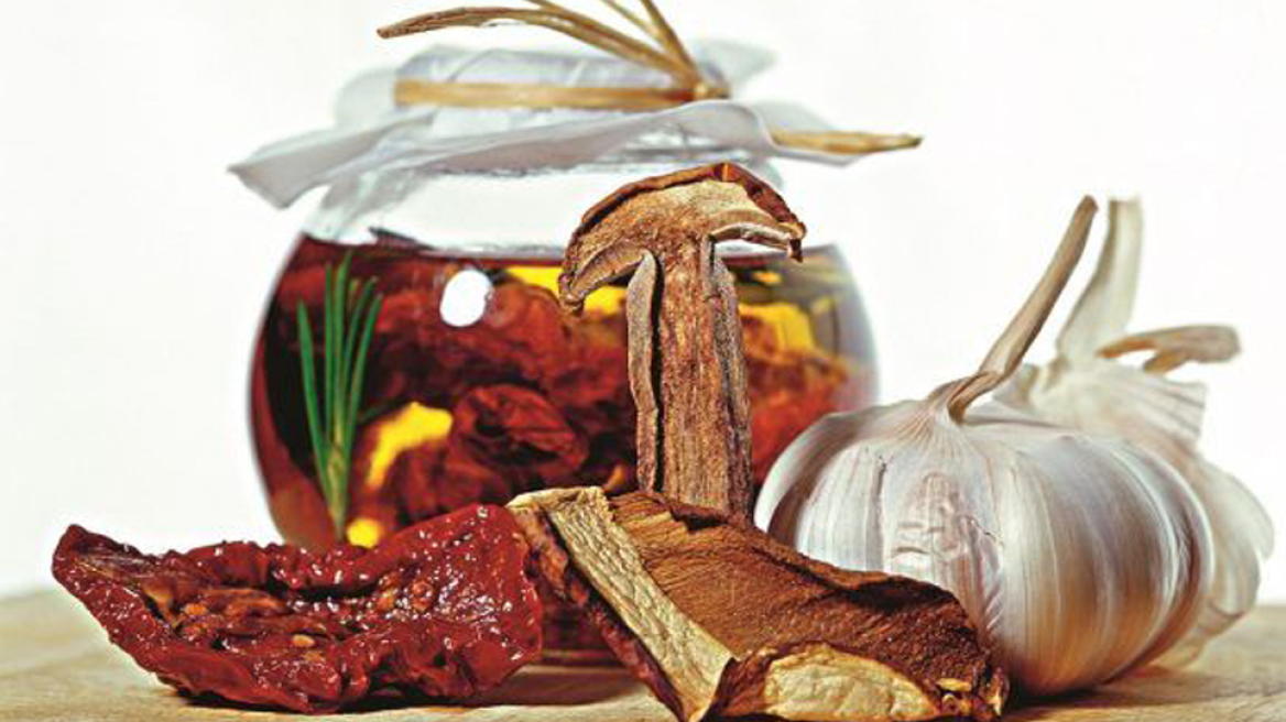 Φτιάχνουμε λιαστές ντομάτες στο φούρνο από πομοντόρια!