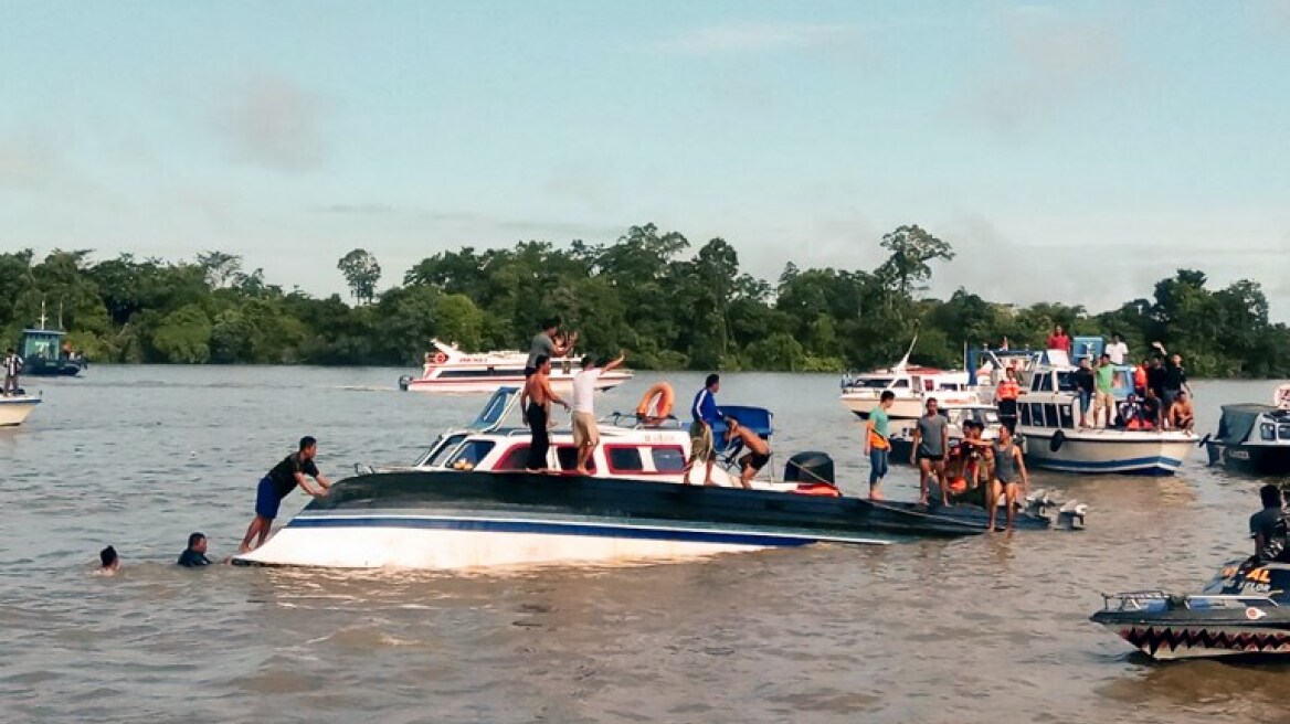 Ινδονησία: Οκτώ νεκροί και 13 αγνοούμενοι από ανατροπή σκάφους