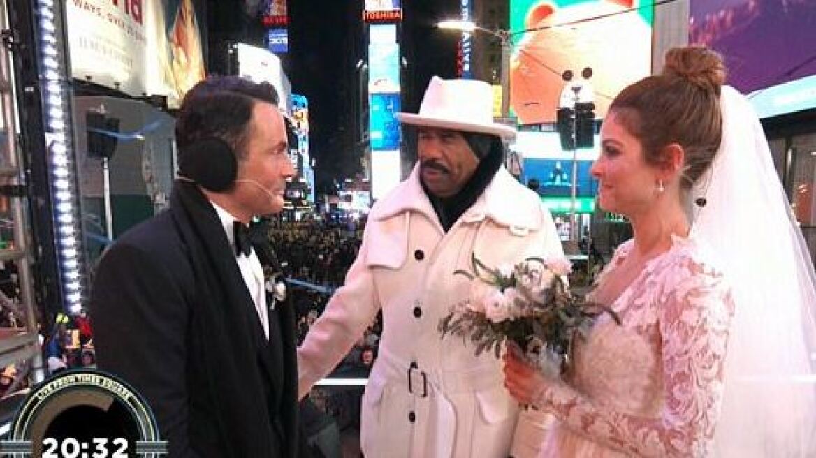Μαρία Μενούνος: Παντρεύτηκε σε live μετάδοση πριν αλλάξει ο χρόνος στην παγωμένη Times Square