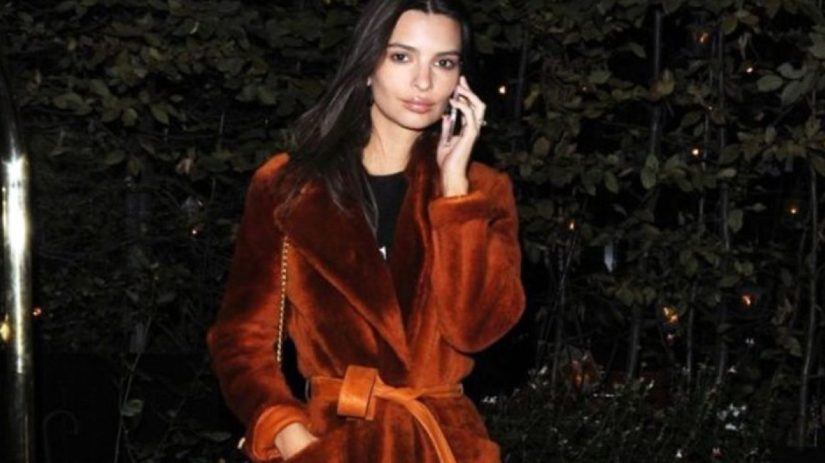 Η Emily Ratajkowski αντιμετωπίζει το κρύο με Prada