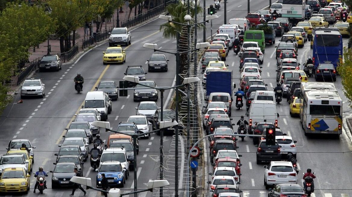 Πώς το ΙΧ «τρώει» τα επιδόματα και τις φοροαπαλλαγές