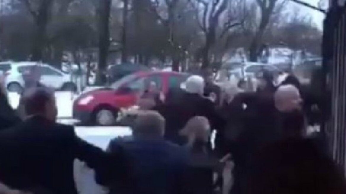 Χαμός σε κηδεία! Έπεσε το ξύλο του «αιώνα»