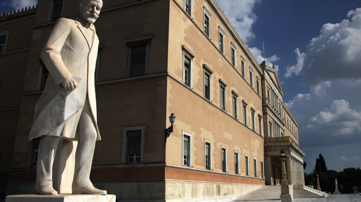 Bloomberg: Δεν είναι βέβαιη η «καθαρή έξοδος» της Ελλάδος τον Αύγουστο 