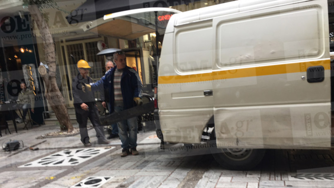 Βίντεο: Ξηλώνουν με τροχούς κοπής τα τραπεζάκια στην Τσακάλωφ