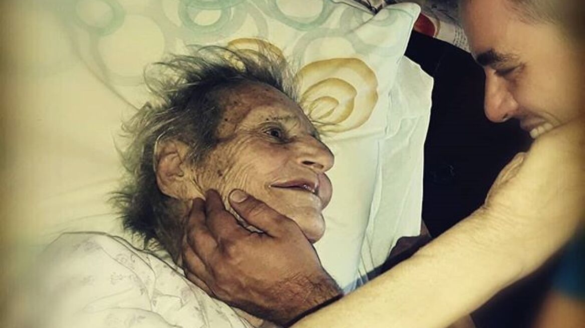 Ο Πέτρος Πολυχρονίδης αποχαιρετά την αγαπημένη του γιαγιά