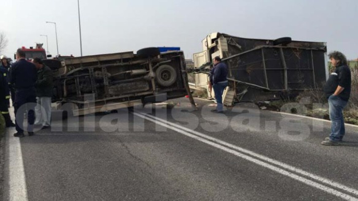 Ανατροπή αγροτικού με τροχόσπιτο στη Λάρισα
