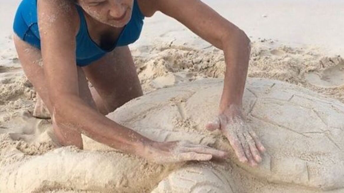 Η Αλκηστις Πρωτοψάλτη δημιουργική και σε παραλία της Κούβας