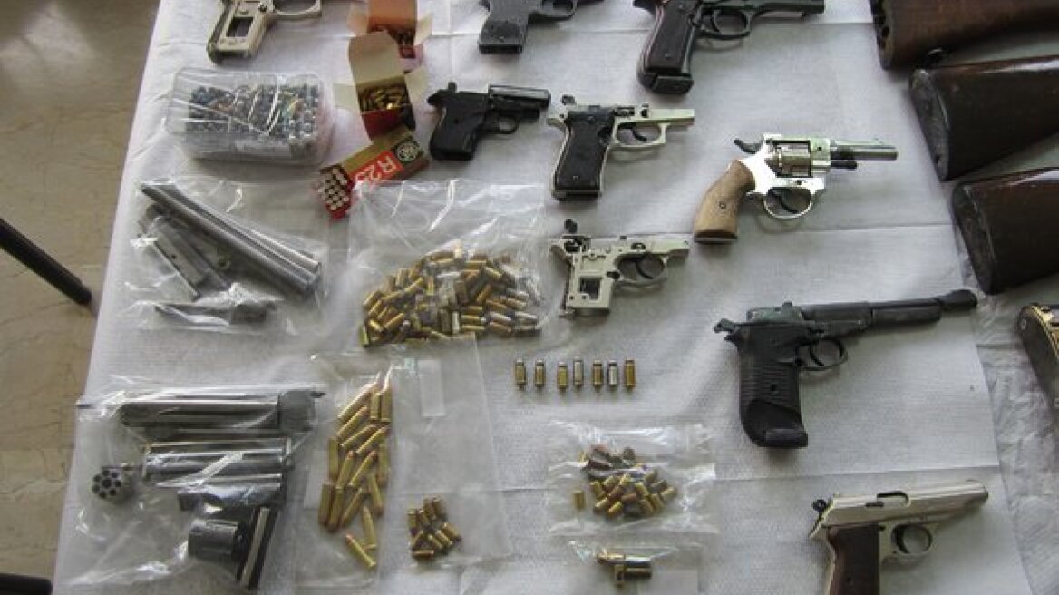 Παράνομοι οπλουργοί συνελήφθησαν με οπλοστάσια στην Πάτρα 