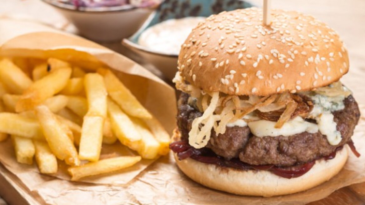 Δες τι να κάνεις πριν φας ένα μπέργκερ για να μην παχύνεις!