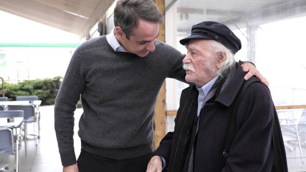 Φωτογραφίες: Ο Κυριάκος Μητσοτάκης συνάντησε τον Μανώλη Γλέζο καθ' οδόν για Πιερία