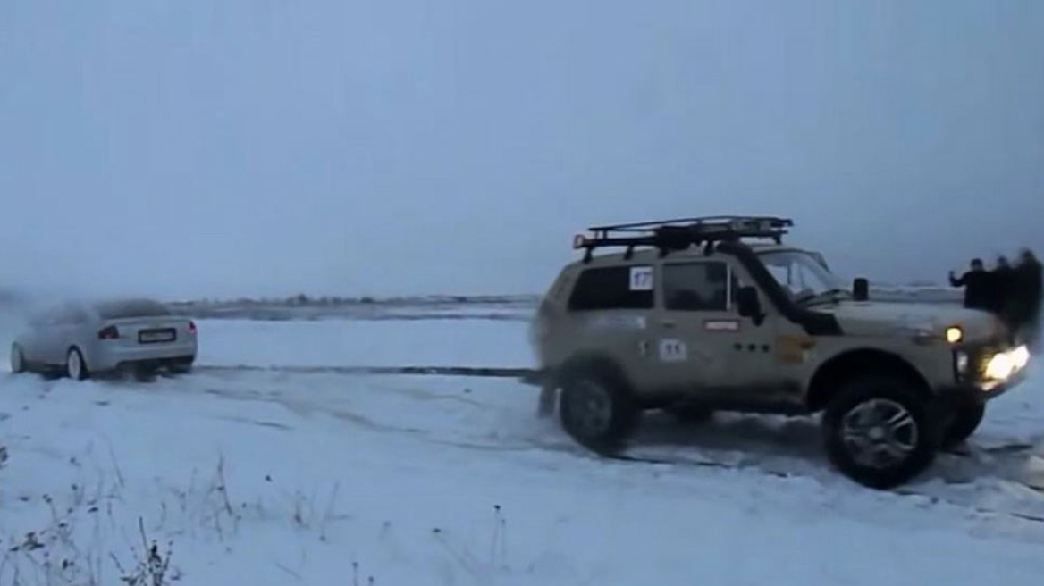 Audi S6 VS Lada Niva στο χιόνι: Ποιος θα κερδίσει; (video)