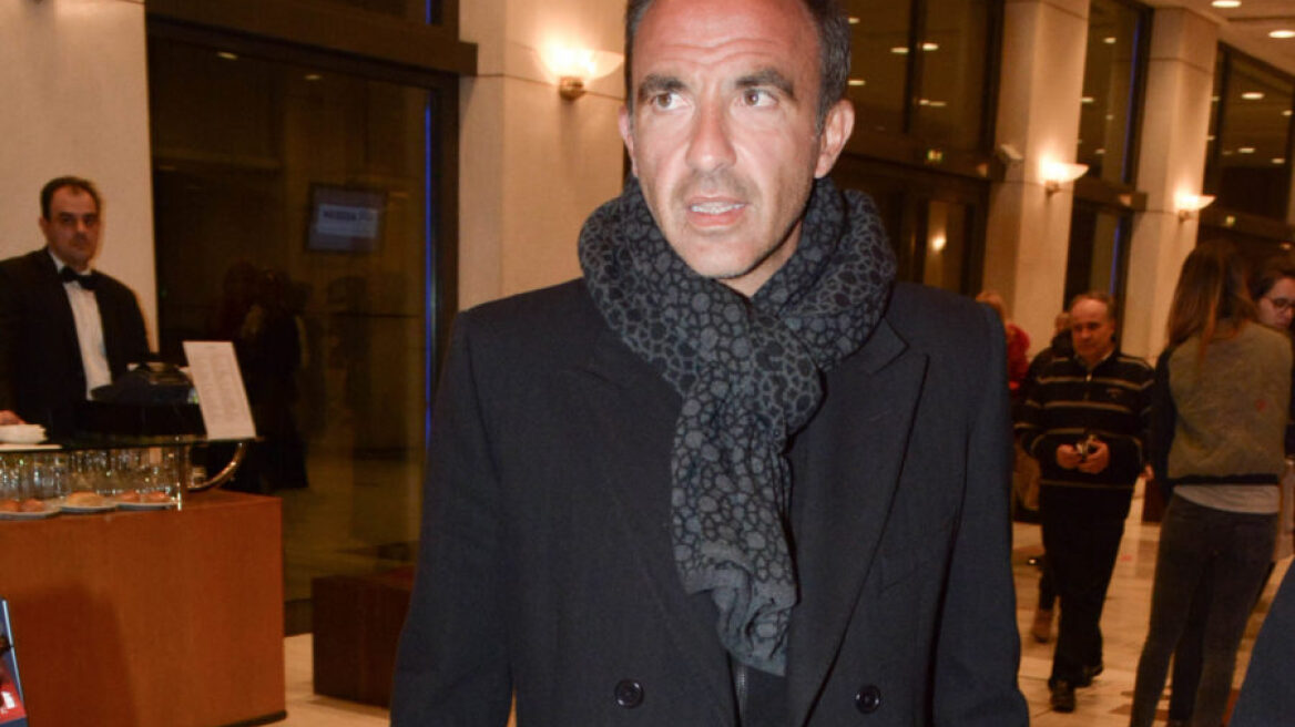 O Nίκος Αλιάγας δείχνει πραγματικά πολύ ερωτευμένος με τη σύζυγό του