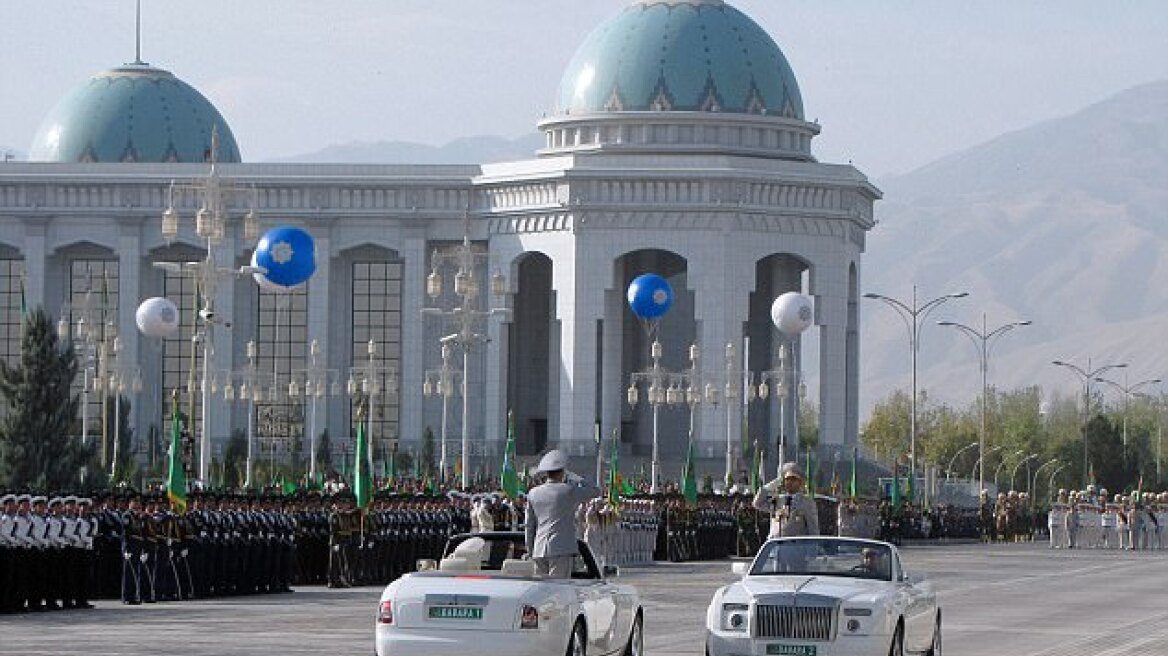 Τουρκμενιστάν: Μπαράζ κατασχέσεων μαύρων αυτοκινήτων γιατί ο πρόεδρος τα θεωρεί... γρουσούζικα