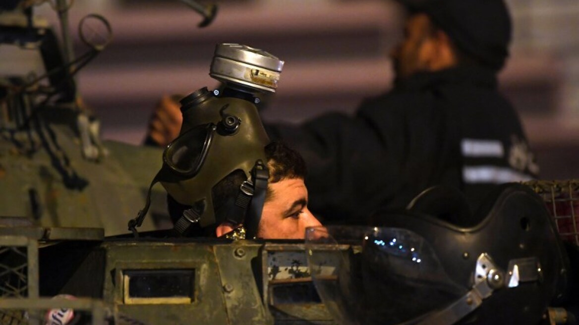 Τυνησία: Βγήκε ο στρατός στους δρόμους - Διαδηλωτές πυρπόλησαν δημόσια κτίρια