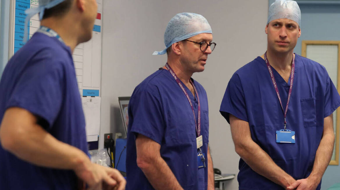 Ο πρίγκιπας Ουίλιαμ φόρεσε την ιατρική ρόμπα και μπήκε στο χειρουργείο!